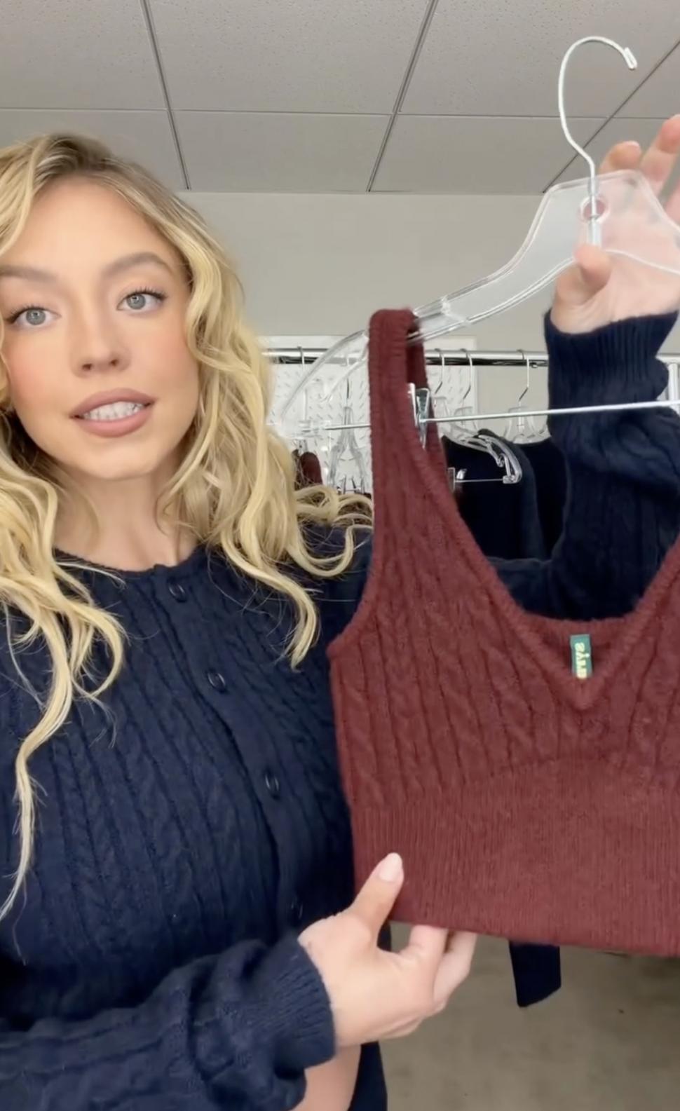 Sydney Sweeney imită o scenă celebră din Home Alone, îmbrăcată sumar, ca să își promoveze noua colecție de lenjerie Syrn de Crăciun 1115161