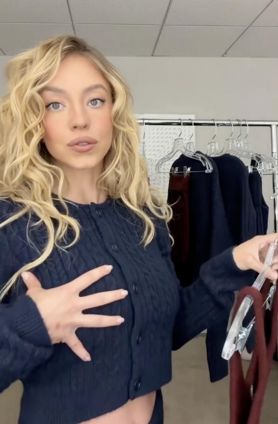 Sydney Sweeney imită o scenă celebră din Home Alone, îmbrăcată sumar, ca să își promoveze noua colecție de lenjerie Syrn de Crăciun 1115162