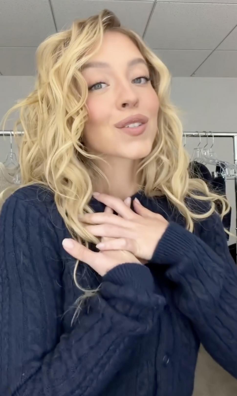 Sydney Sweeney imită o scenă celebră din Home Alone, îmbrăcată sumar, ca să își promoveze noua colecție de lenjerie Syrn de Crăciun 1115164