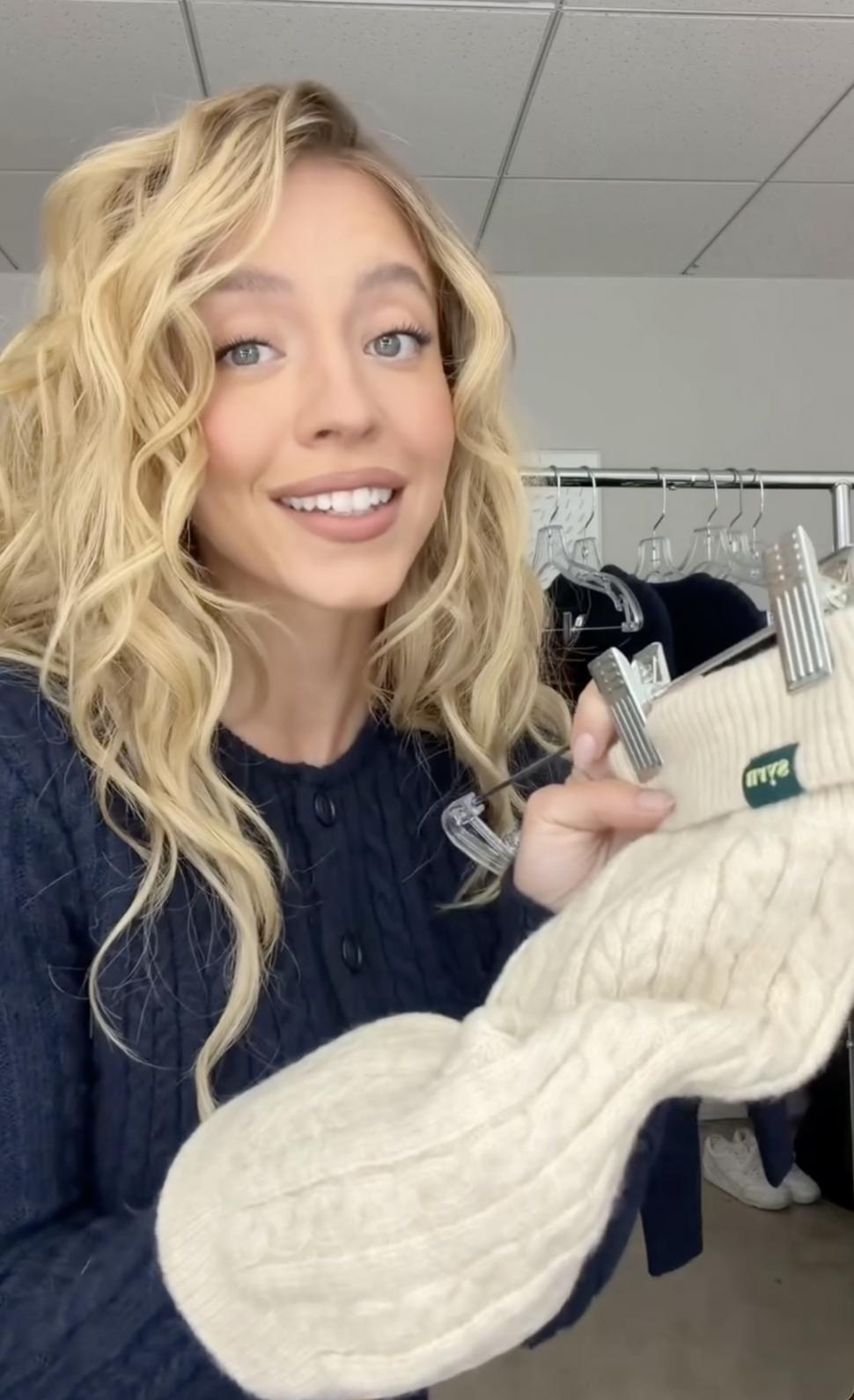 Sydney Sweeney imită o scenă celebră din Home Alone, îmbrăcată sumar, ca să își promoveze noua colecție de lenjerie Syrn de Crăciun 1115165