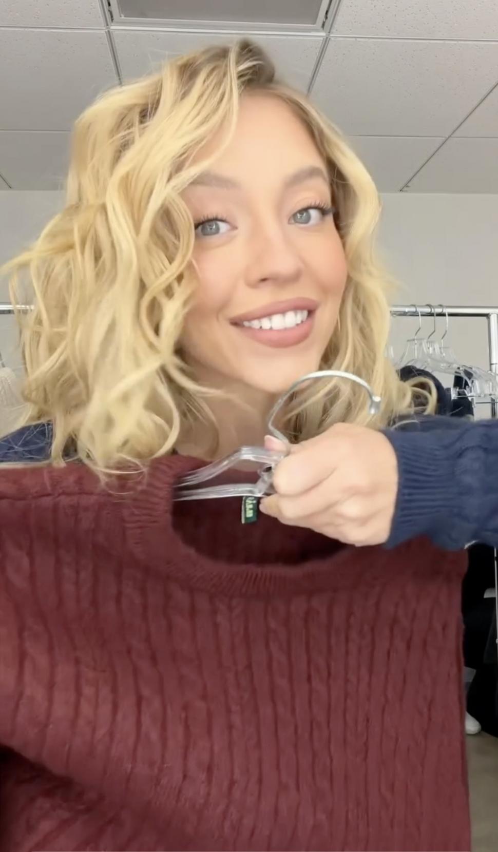 Sydney Sweeney imită o scenă celebră din Home Alone, îmbrăcată sumar, ca să își promoveze noua colecție de lenjerie Syrn de Crăciun 1115166