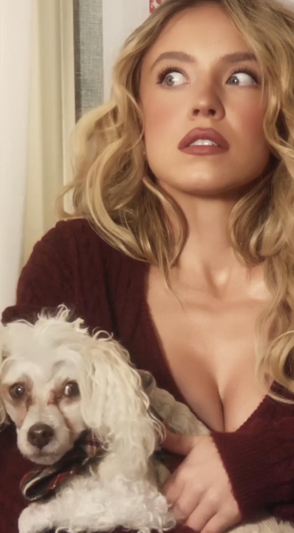 Sydney Sweeney imită o scenă celebră din Home Alone, îmbrăcată sumar, ca să își promoveze noua colecție de lenjerie Syrn de Crăciun 1115176