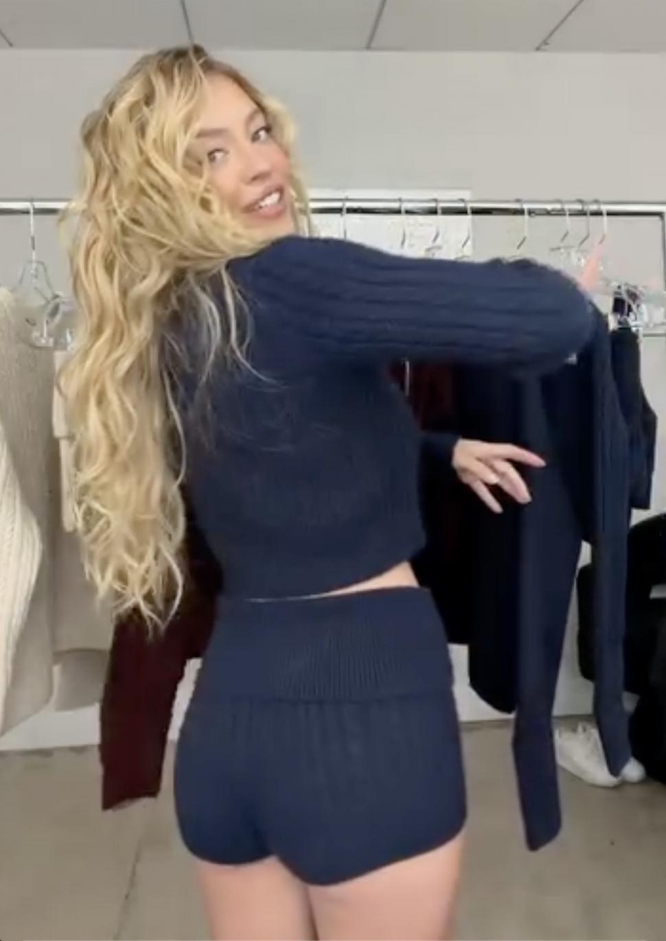 Sydney Sweeney imită o scenă celebră din Home Alone, îmbrăcată sumar, ca să își promoveze noua colecție de lenjerie Syrn de Crăciun 1115179