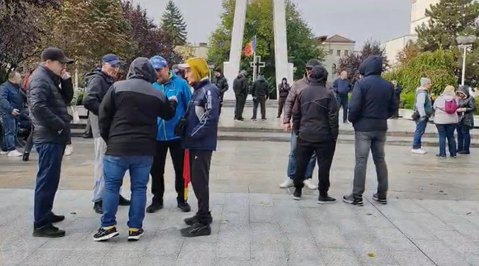 Angajații Liberty Galați protestează în fața Prefecturii. Nu au mai primit salarii din mai și intră în șomaj tehnic de la 1 noiembrie 1115366