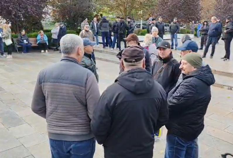 Angajații Liberty Galați protestează în fața Prefecturii. Nu au mai primit salarii din mai și intră în șomaj tehnic de la 1 noiembrie 1115367
