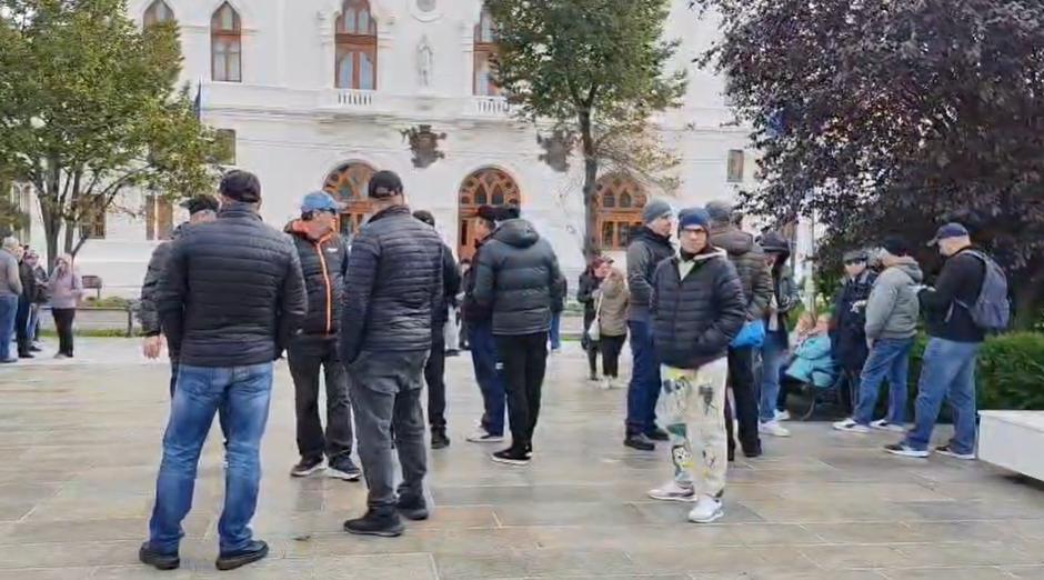 Angajații Liberty Galați protestează în fața Prefecturii. Nu au mai primit salarii din mai și intră în șomaj tehnic de la 1 noiembrie 1115368