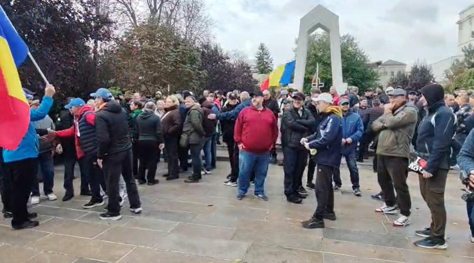 Angajații Liberty Galați protestează în fața Prefecturii. Nu au mai primit salarii din mai și intră în șomaj tehnic de la 1 noiembrie 1115372