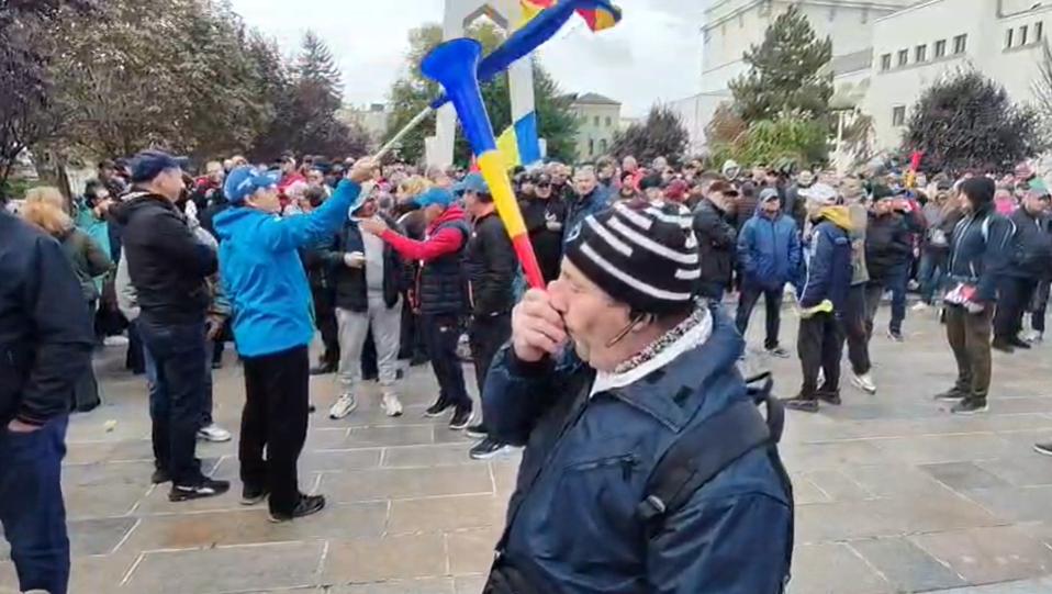 Angajații Liberty Galați protestează în fața Prefecturii. Nu au mai primit salarii din mai și intră în șomaj tehnic de la 1 noiembrie 1115373
