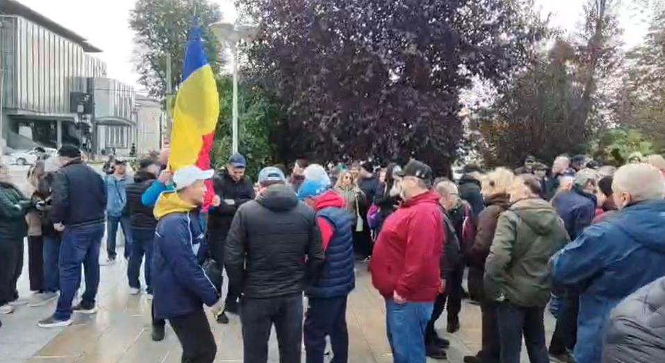 Angajații Liberty Galați protestează în fața Prefecturii. Nu au mai primit salarii din mai și intră în șomaj tehnic de la 1 noiembrie 1115374