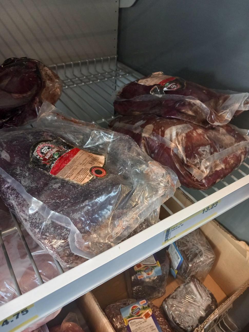 ANPC a dat amenzi de 1 milion de euro după controale la 1.600 de firme. Au găsit pene și puf pe carcase de pasăre sau ulei refolosit 1115631