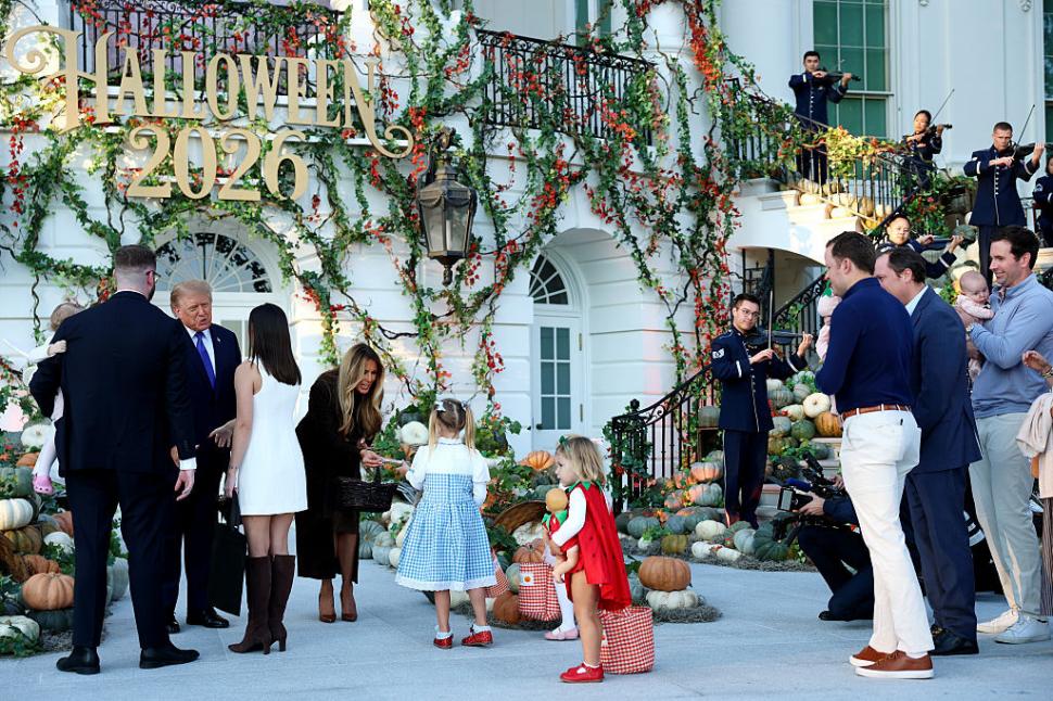 Melania şi Donald Trump au sărbătorit Halloween-ul la Casa Albă, decorată cu dovleci, şi au împărţit dulciuri copiilor 1115418