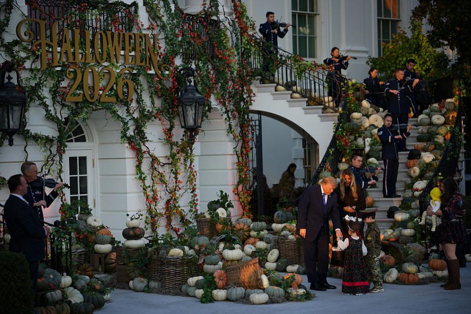 Melania şi Donald Trump au sărbătorit Halloween-ul la Casa Albă, decorată cu dovleci, şi au împărţit dulciuri copiilor 1115419