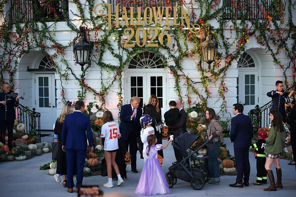 Melania şi Donald Trump au sărbătorit Halloween-ul la Casa Albă, decorată cu dovleci, şi au împărţit dulciuri copiilor 1115420