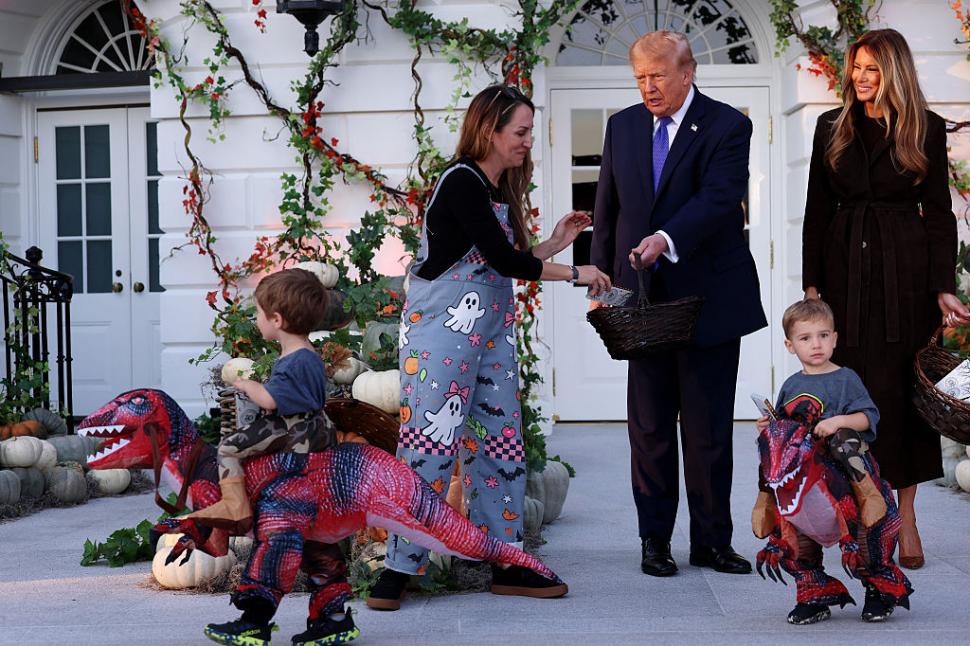 Melania şi Donald Trump au sărbătorit Halloween-ul la Casa Albă, decorată cu dovleci, şi au împărţit dulciuri copiilor 1115421