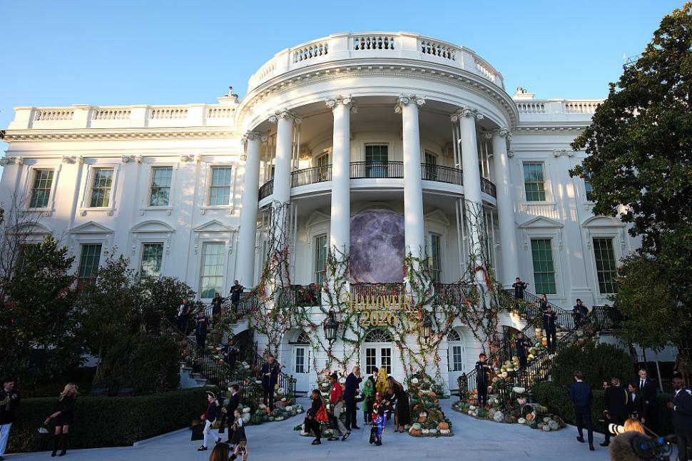 Melania şi Donald Trump au sărbătorit Halloween-ul la Casa Albă, decorată cu dovleci, şi au împărţit dulciuri copiilor 1115422