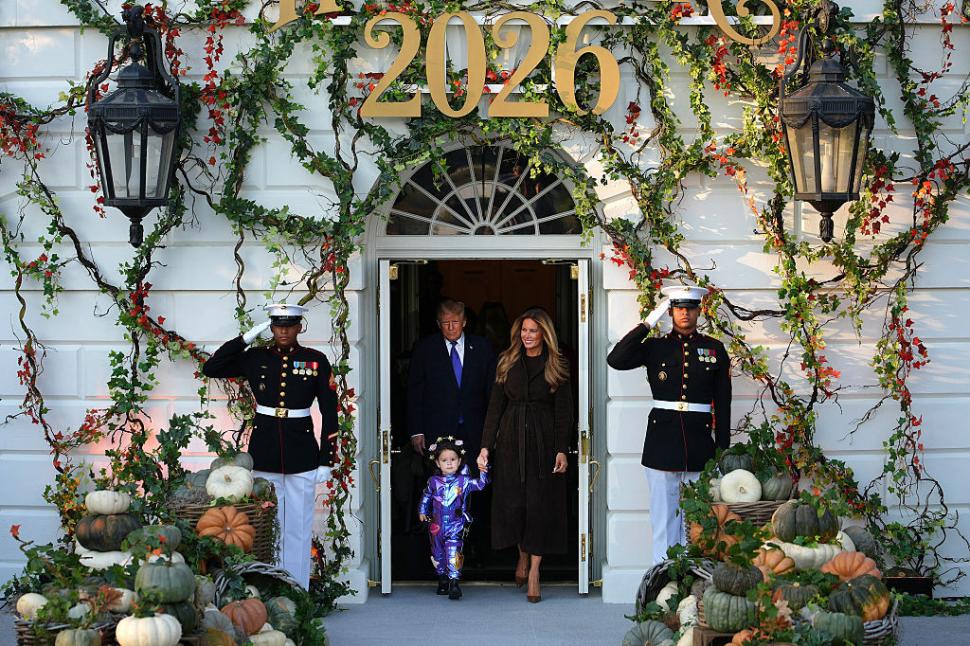 Melania şi Donald Trump au sărbătorit Halloween-ul la Casa Albă, decorată cu dovleci, şi au împărţit dulciuri copiilor 1115423