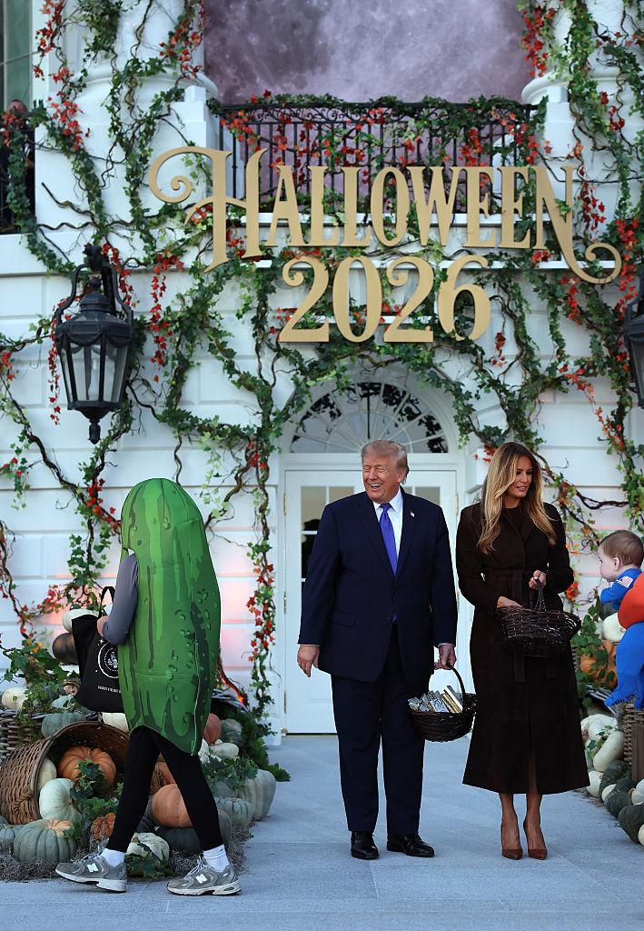 Melania şi Donald Trump au sărbătorit Halloween-ul la Casa Albă, decorată cu dovleci, şi au împărţit dulciuri copiilor 1115424