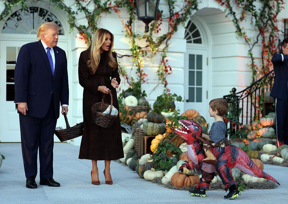 Melania şi Donald Trump au sărbătorit Halloween-ul la Casa Albă, decorată cu dovleci, şi au împărţit dulciuri copiilor 1115425