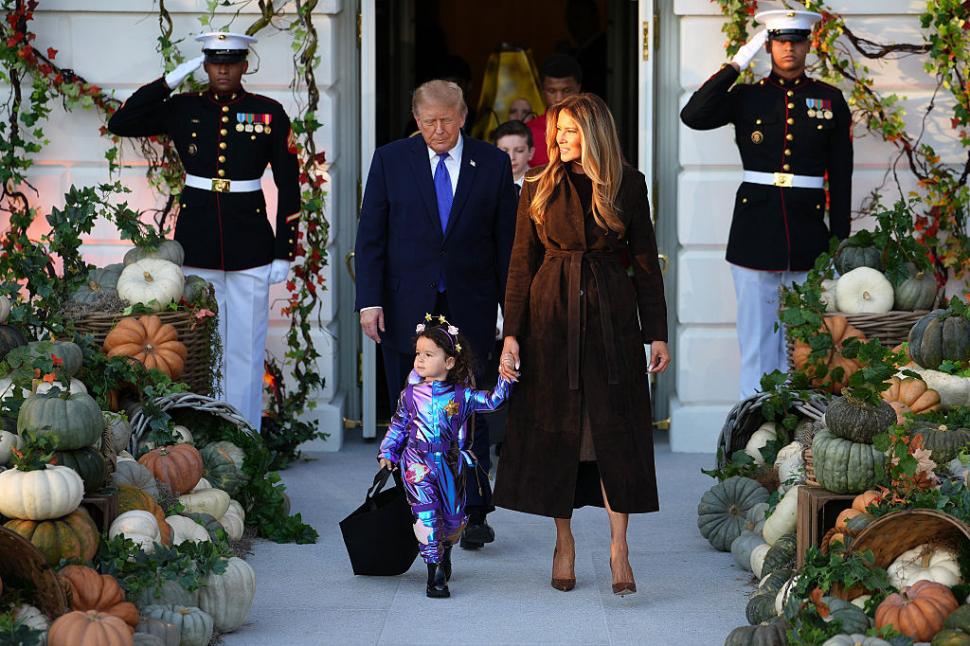 Melania şi Donald Trump au sărbătorit Halloween-ul la Casa Albă, decorată cu dovleci, şi au împărţit dulciuri copiilor 1115426