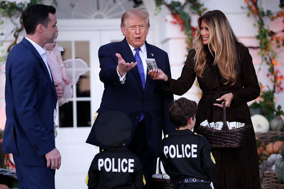 Melania şi Donald Trump au sărbătorit Halloween-ul la Casa Albă, decorată cu dovleci, şi au împărţit dulciuri copiilor 1115427