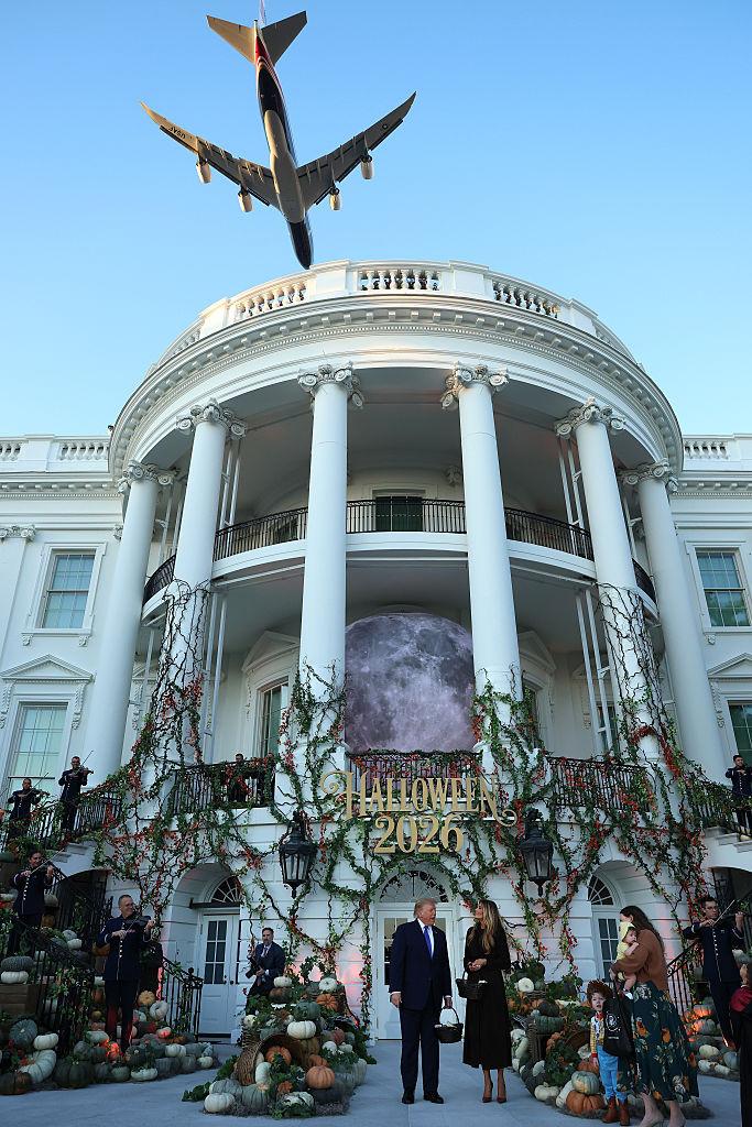 Melania şi Donald Trump au sărbătorit Halloween-ul la Casa Albă, decorată cu dovleci, şi au împărţit dulciuri copiilor 1115428