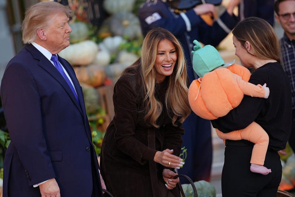 Melania şi Donald Trump au sărbătorit Halloween-ul la Casa Albă, decorată cu dovleci, şi au împărţit dulciuri copiilor 1115429