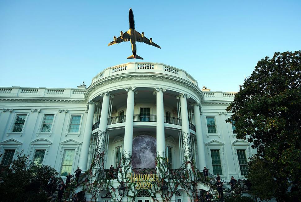 Melania şi Donald Trump au sărbătorit Halloween-ul la Casa Albă, decorată cu dovleci, şi au împărţit dulciuri copiilor 1115430