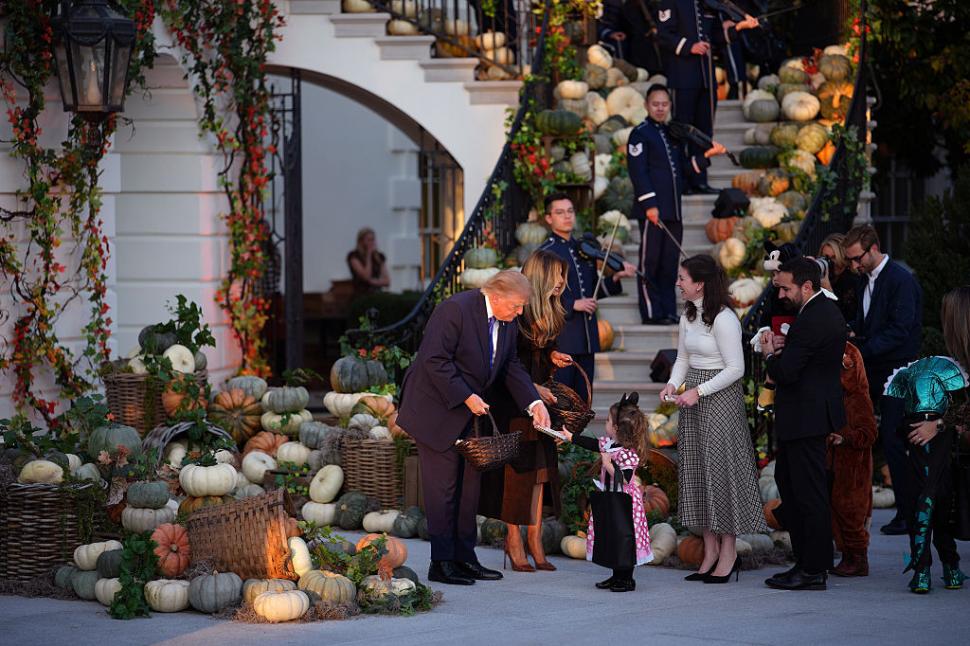 Melania şi Donald Trump au sărbătorit Halloween-ul la Casa Albă, decorată cu dovleci, şi au împărţit dulciuri copiilor 1115431