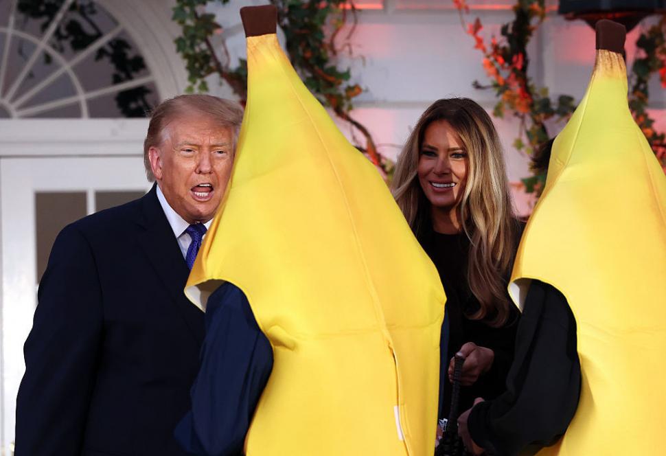Melania şi Donald Trump au sărbătorit Halloween-ul la Casa Albă, decorată cu dovleci, şi au împărţit dulciuri copiilor 1115433
