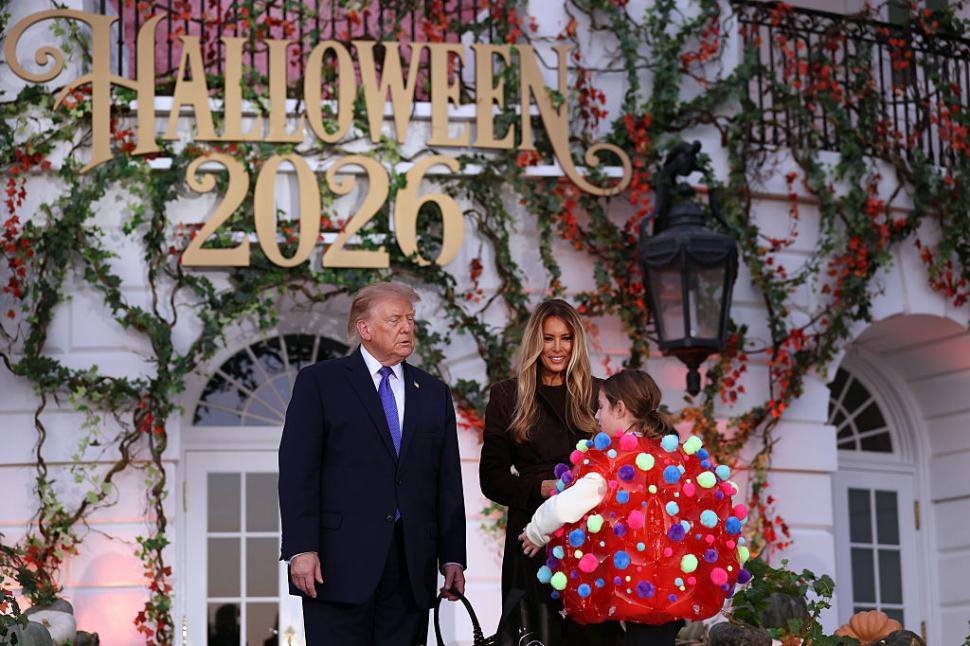 Melania şi Donald Trump au sărbătorit Halloween-ul la Casa Albă, decorată cu dovleci, şi au împărţit dulciuri copiilor 1115434