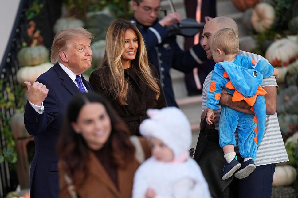 Melania şi Donald Trump au sărbătorit Halloween-ul la Casa Albă, decorată cu dovleci, şi au împărţit dulciuri copiilor 1115435