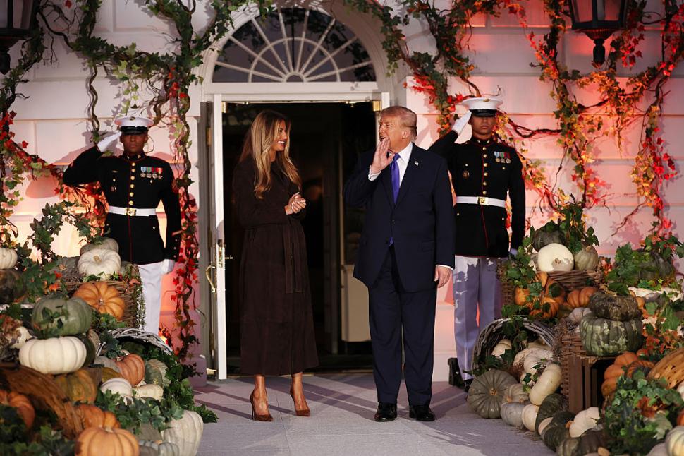 Melania şi Donald Trump au sărbătorit Halloween-ul la Casa Albă, decorată cu dovleci, şi au împărţit dulciuri copiilor 1115437