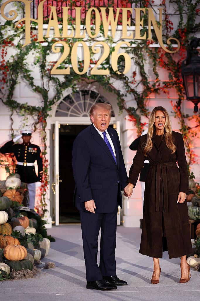 Melania şi Donald Trump au sărbătorit Halloween-ul la Casa Albă, decorată cu dovleci, şi au împărţit dulciuri copiilor 1115438