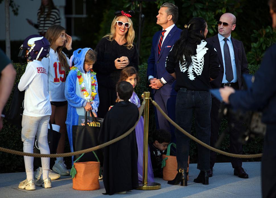 Melania şi Donald Trump au sărbătorit Halloween-ul la Casa Albă, decorată cu dovleci, şi au împărţit dulciuri copiilor 1115441