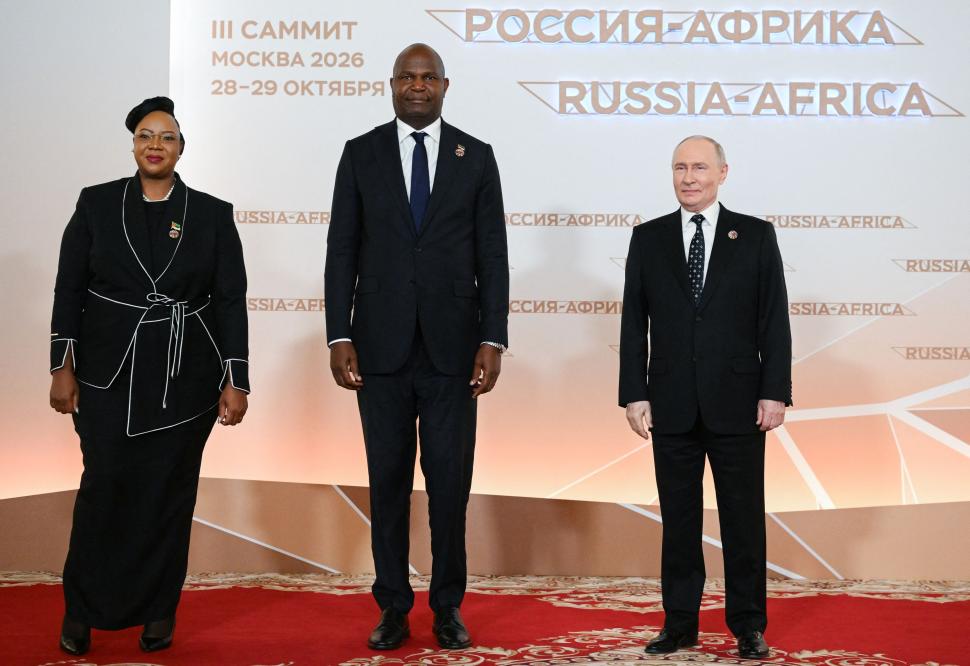 Vladimir Putin, eclipsat de cel mai înalt lider din lume. Daniel Chapo are 2,03 metri. Imaginile cu cei doi preşedinţi sunt virale 1115390