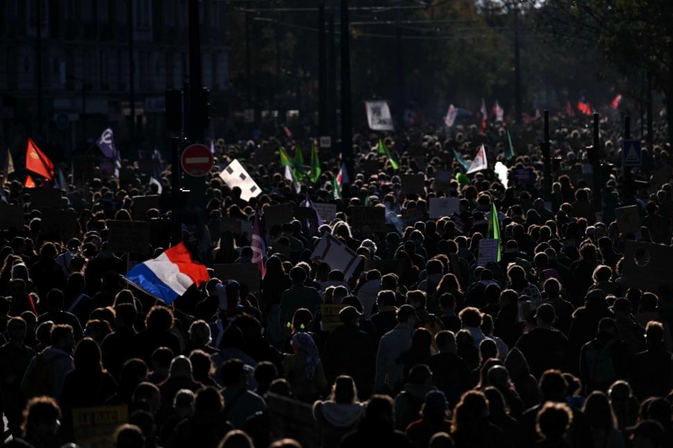 A fost Halloween cu gaze lacrimogene la Paris. Aproape 320.000 de oameni au protestat în toată țara, 70.000 de polițiști în stradă 1115714