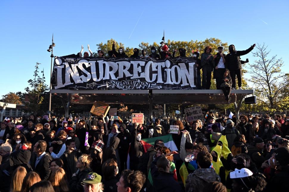 A fost Halloween cu gaze lacrimogene la Paris. Aproape 320.000 de oameni au protestat în toată țara, 70.000 de polițiști în stradă 1115716