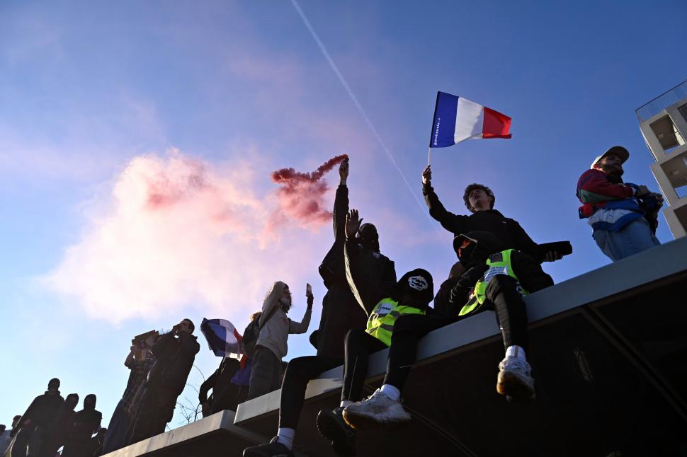 A fost Halloween cu gaze lacrimogene la Paris. Aproape 320.000 de oameni au protestat în toată țara, 70.000 de polițiști în stradă 1115717
