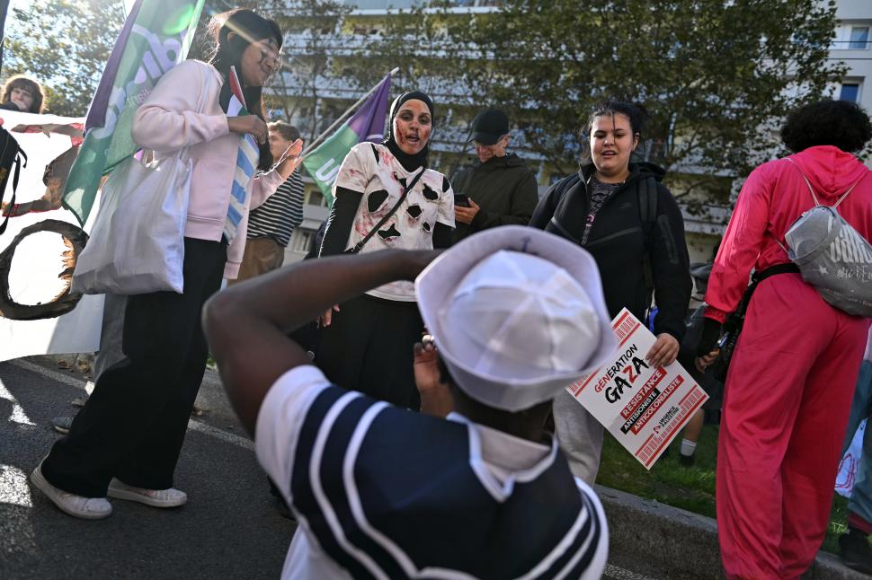 A fost Halloween cu gaze lacrimogene la Paris. Aproape 320.000 de oameni au protestat în toată țara, 70.000 de polițiști în stradă 1115718