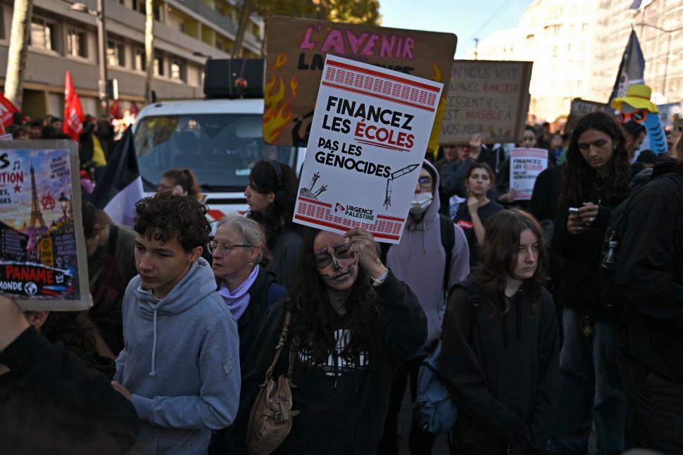 A fost Halloween cu gaze lacrimogene la Paris. Aproape 320.000 de oameni au protestat în toată țara, 70.000 de polițiști în stradă 1115719