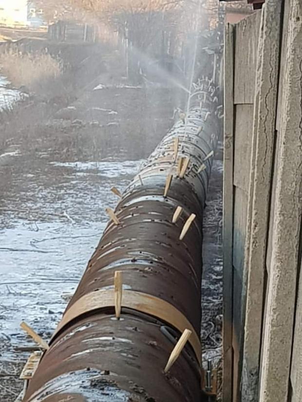 Conducta de apă din Haţeg, peticită cu zeci de pene de lemn