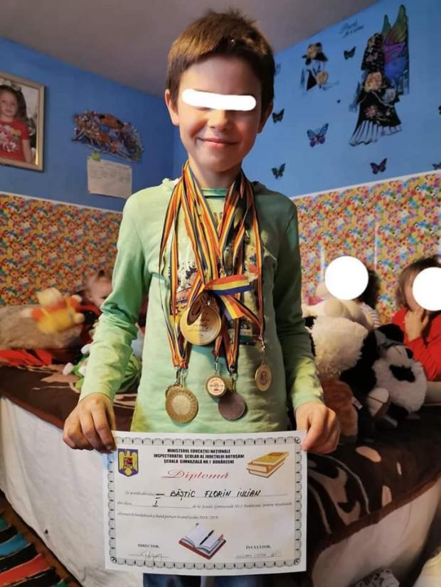 Florin, copilul premiant din Botoşani care are grijă de cele patru surori