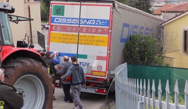 Şofer român de TIR, blocat pe o stradă îngustă din Italia