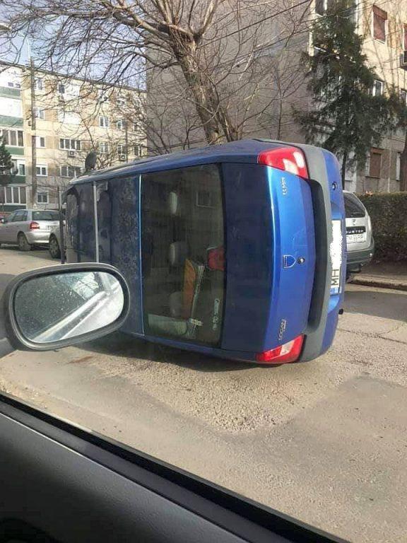 Un şofer cu Logan a reinventat parcarea laterală, pe o stradă din Timişoara