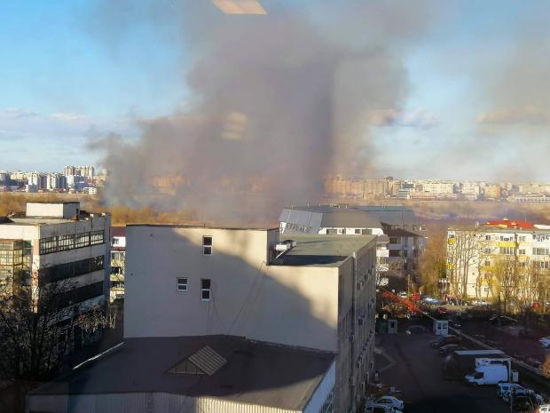 Incendiu puternic în Bucureşti, în zona Delta Văcăreşti