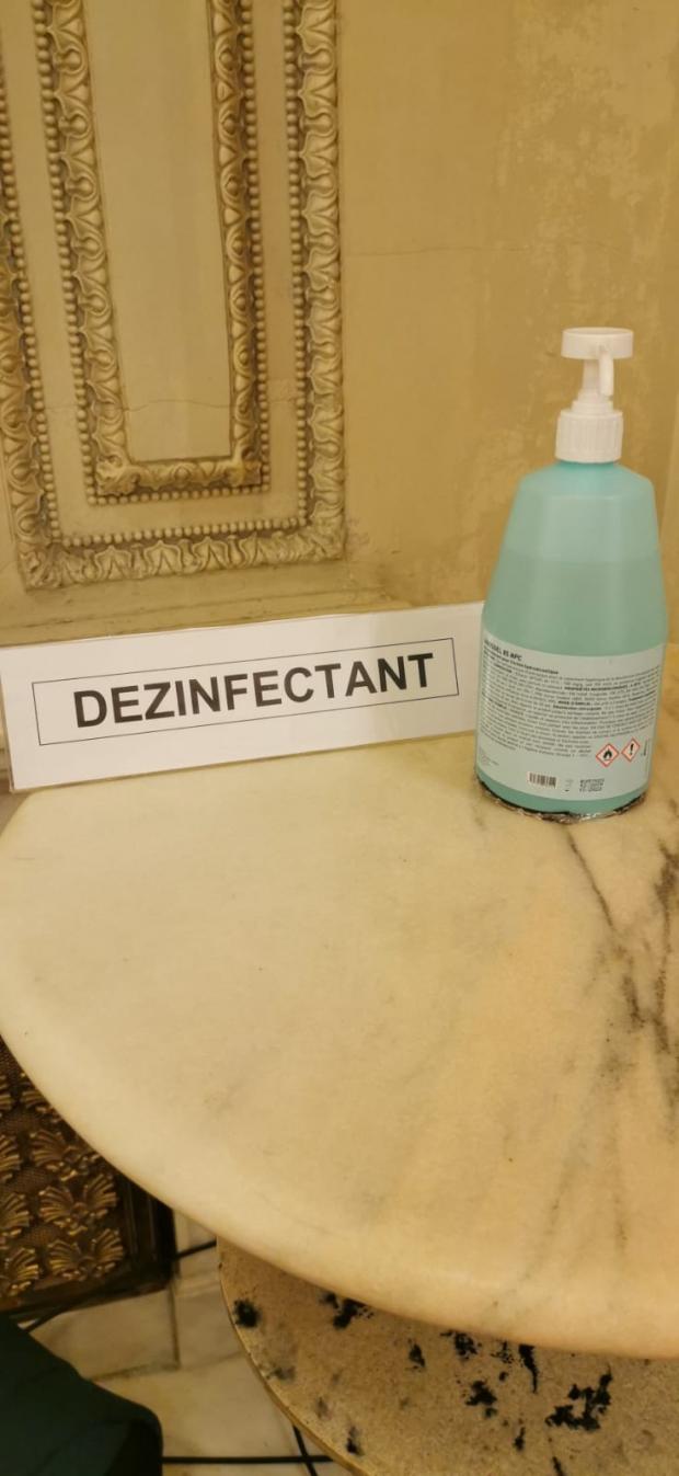 Sticle cu dezinfectant lipite de mese în Parlament pentru a nu fi furate