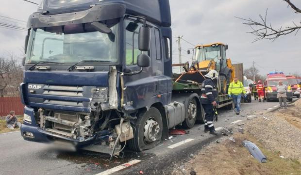 Accident mortal între un TIR cu trailer și un autoturism la Drăgușeni, Suceava