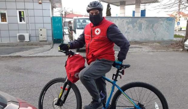 Biciclist din Constanța, cumpărături pentru oamenii izolați