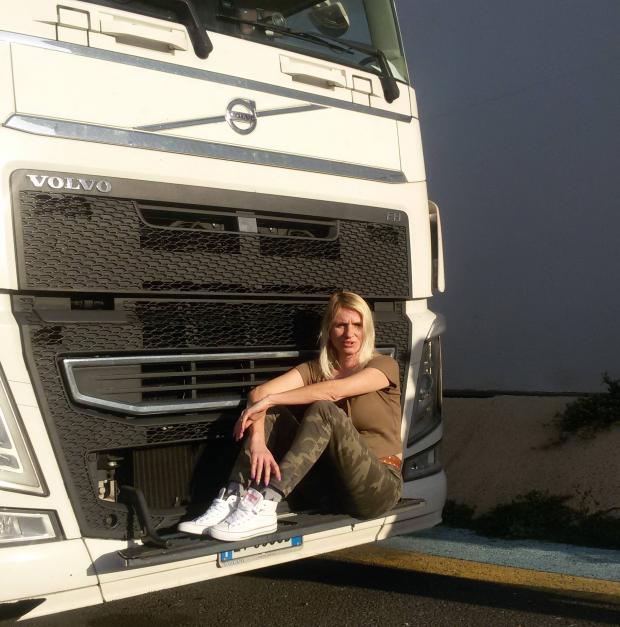 Șoferița româncă de TIR care duce alimente în focarele de coronavirus din Italia
