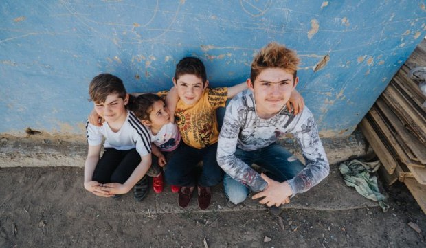 Sebi Alexa și cei trei frați, lângă casa lor din satul Iacobeni